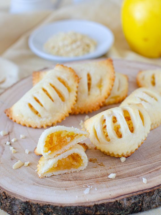 Mezzelune di pasta frolla con ripieno cremoso di mele