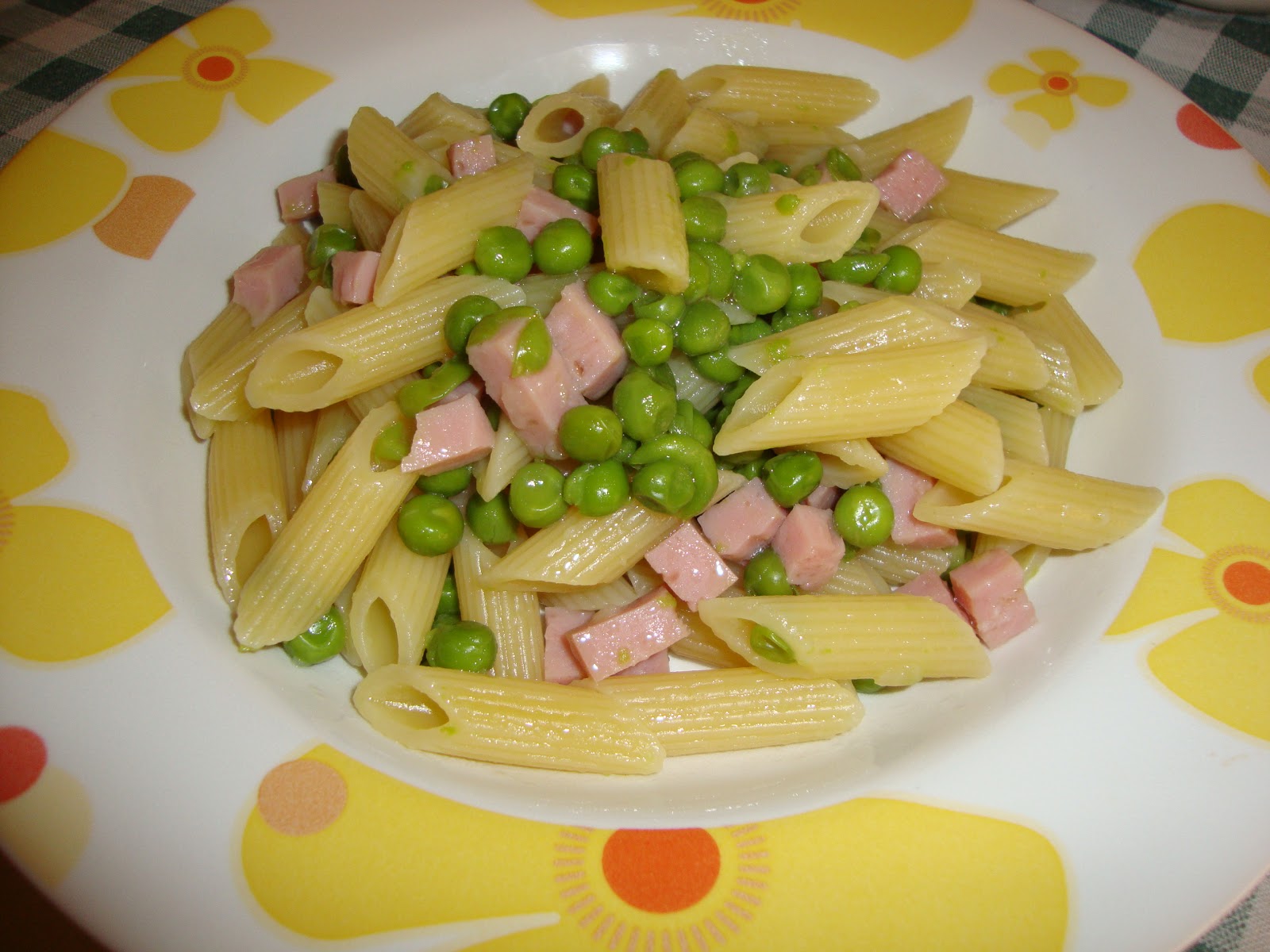 Mezzepenne con piselli e prosciutto
