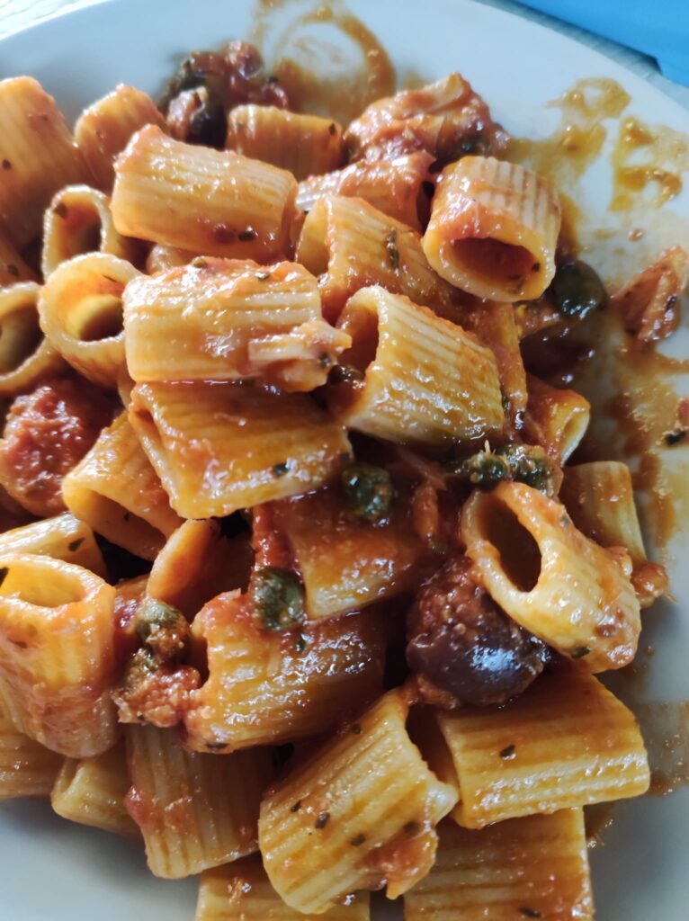 Mezzi paccheri con baccalà, olive e capperi