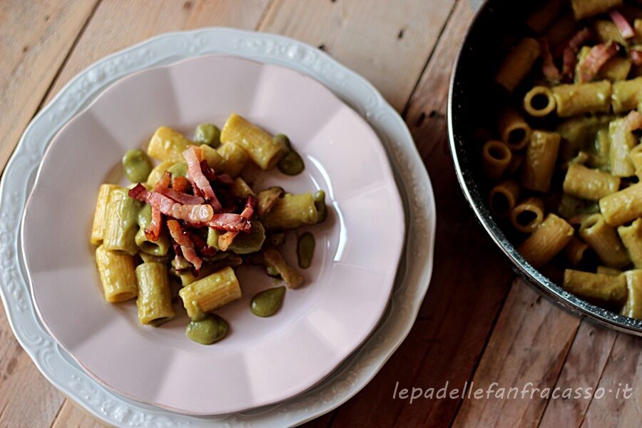 Mezzi rigatoni con crema di fave e pancetta croccante