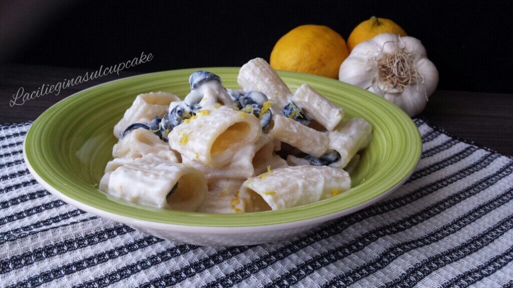 Mezzi rigatoni con crema di ricotta e olive