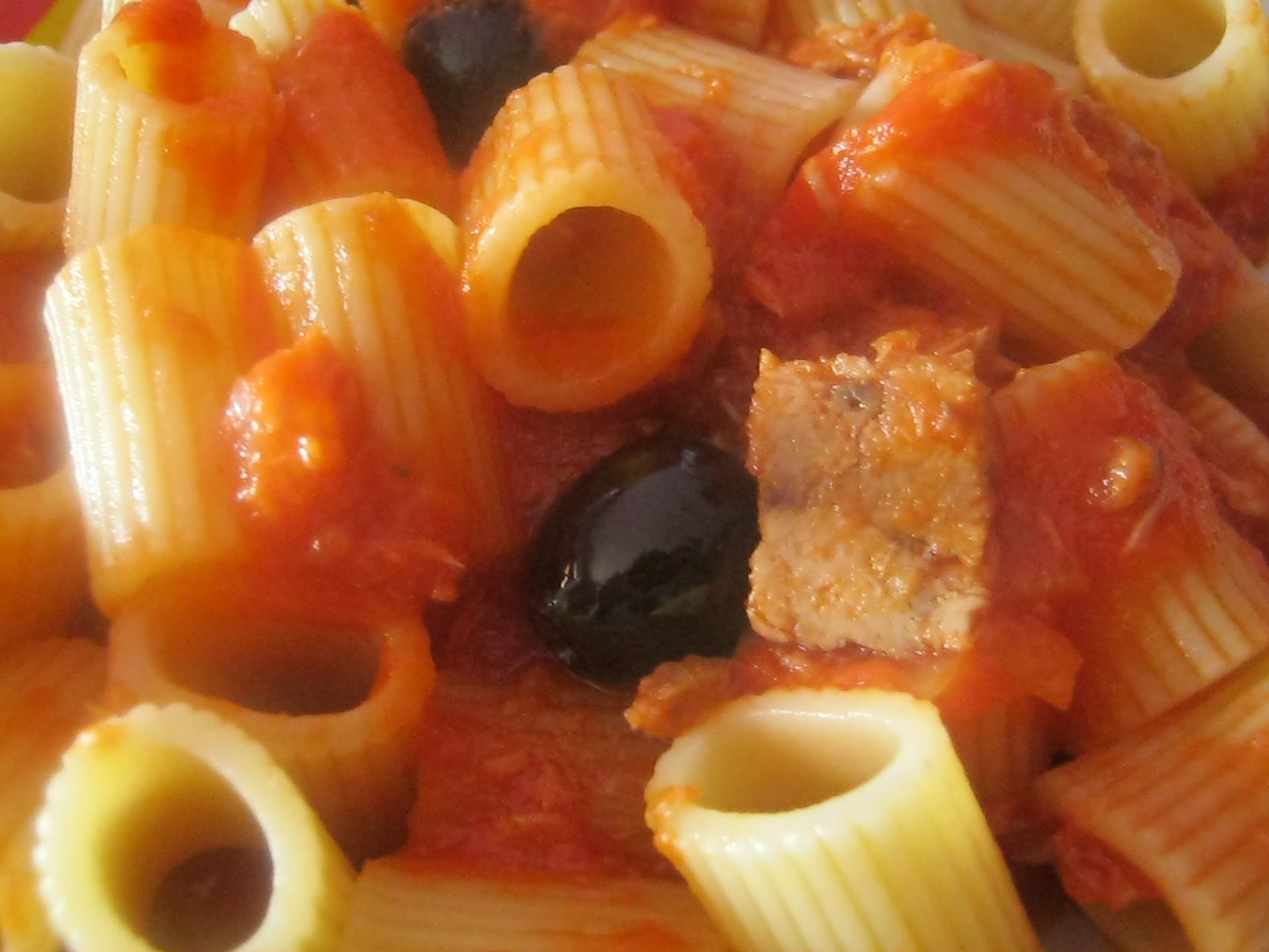 Mezzi rigatoni con sugo al tonno
