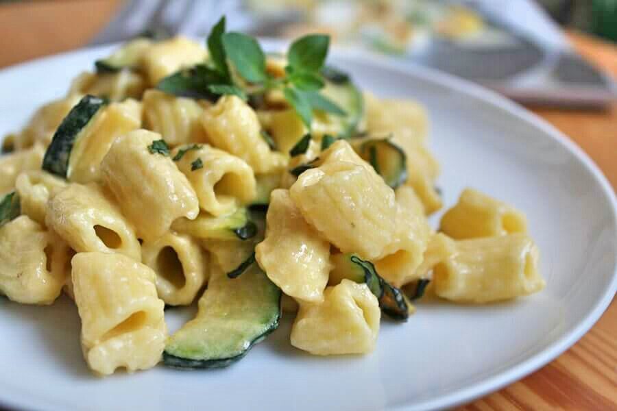 Mezzi rigatoni con zucchine e panna
