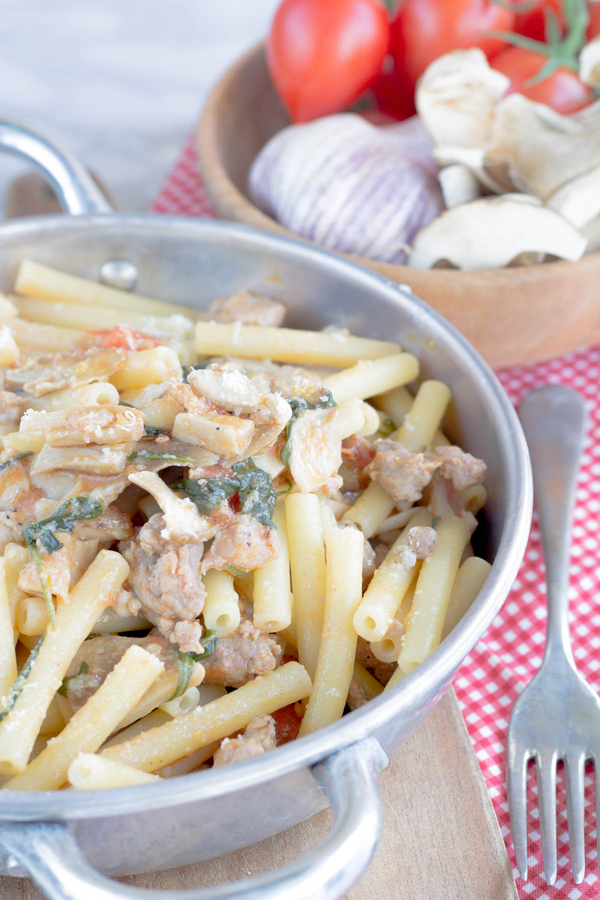 Mezzi ziti salsiccia, rucola e funghi porcini