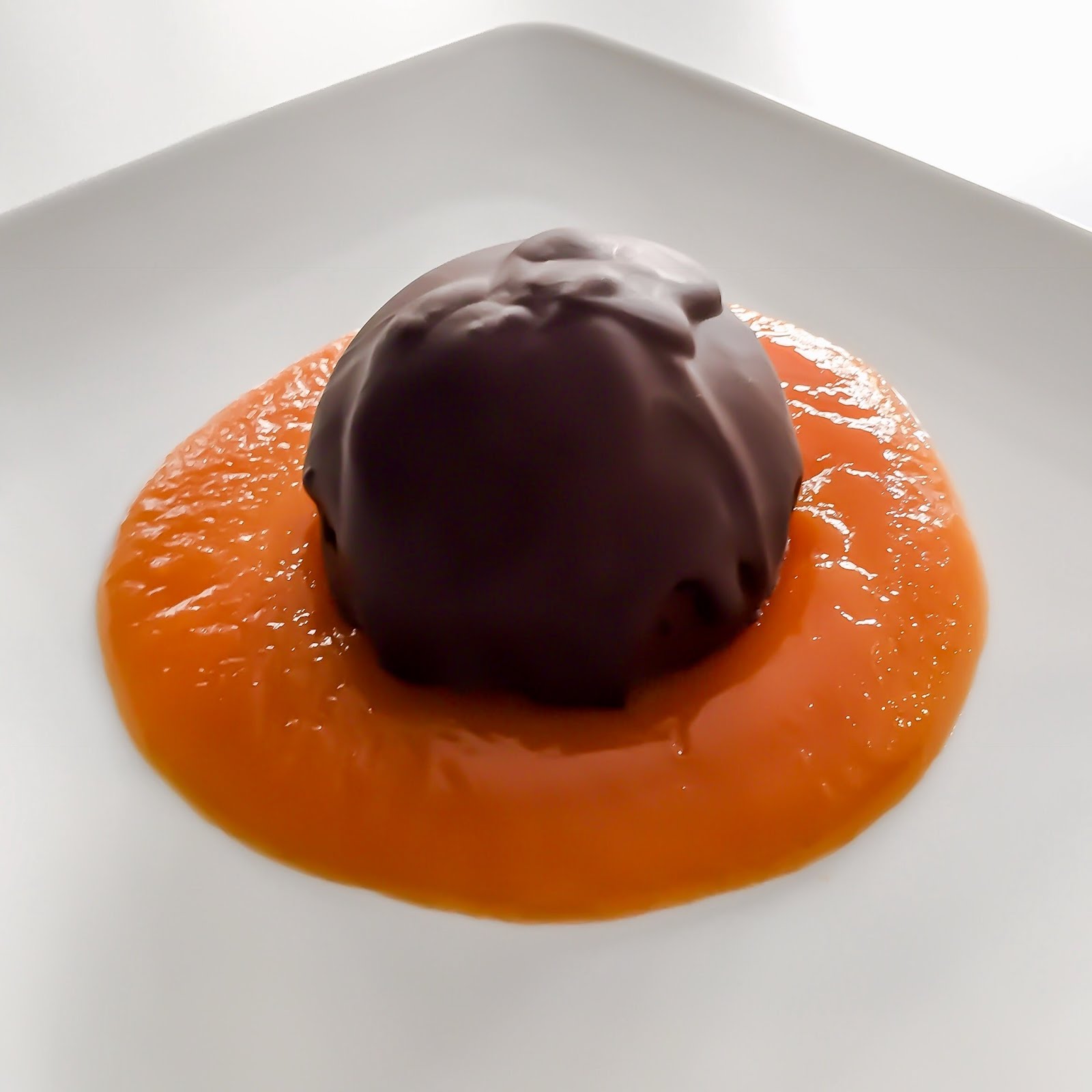 MEZZO UOVO DI CIOCCOLATO SU GELATINA DI MANGO