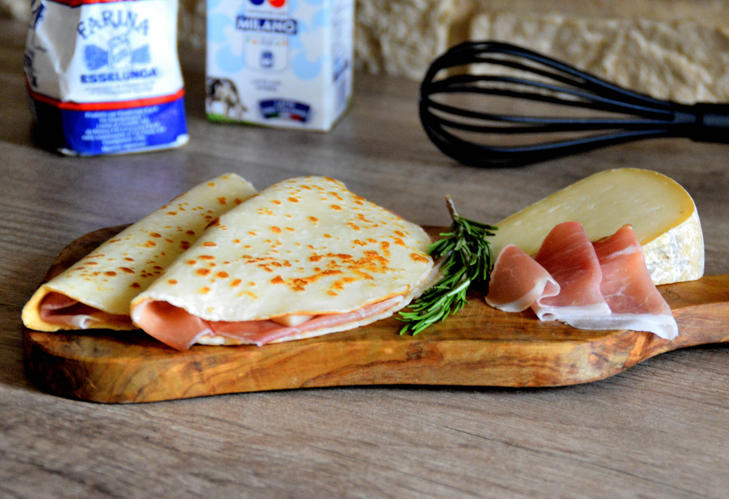 Miacce farcite con speck e formaggio, fatte in casa (miaccia ricetta)