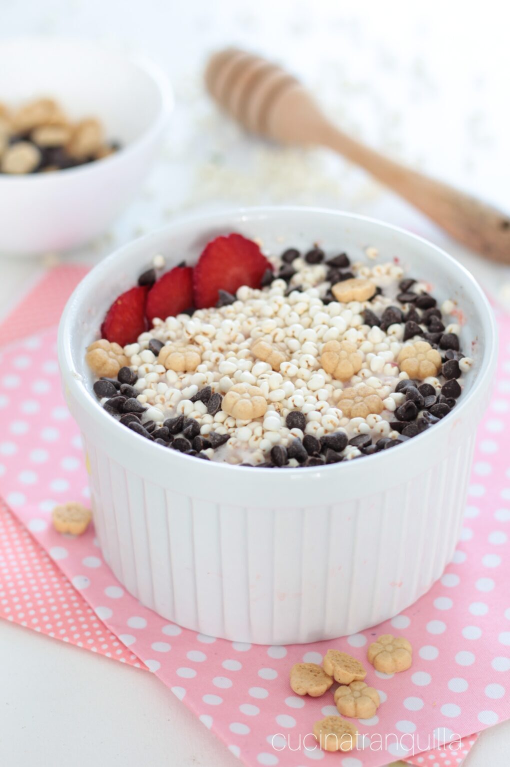 Miglio soffiato con latte e fragole