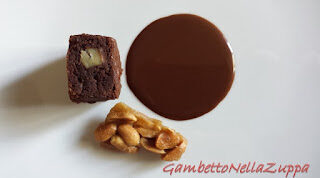 Mignon di brownies con salsa al caffè e croccante alle arachidi