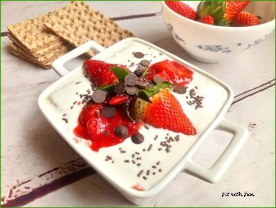 Millefoglie bianca senza cottura con fragole sciroppate
