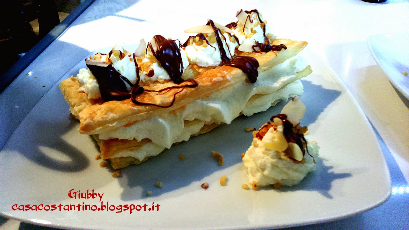Millefoglie con crema di cioccolato bianco e colata di Nutella