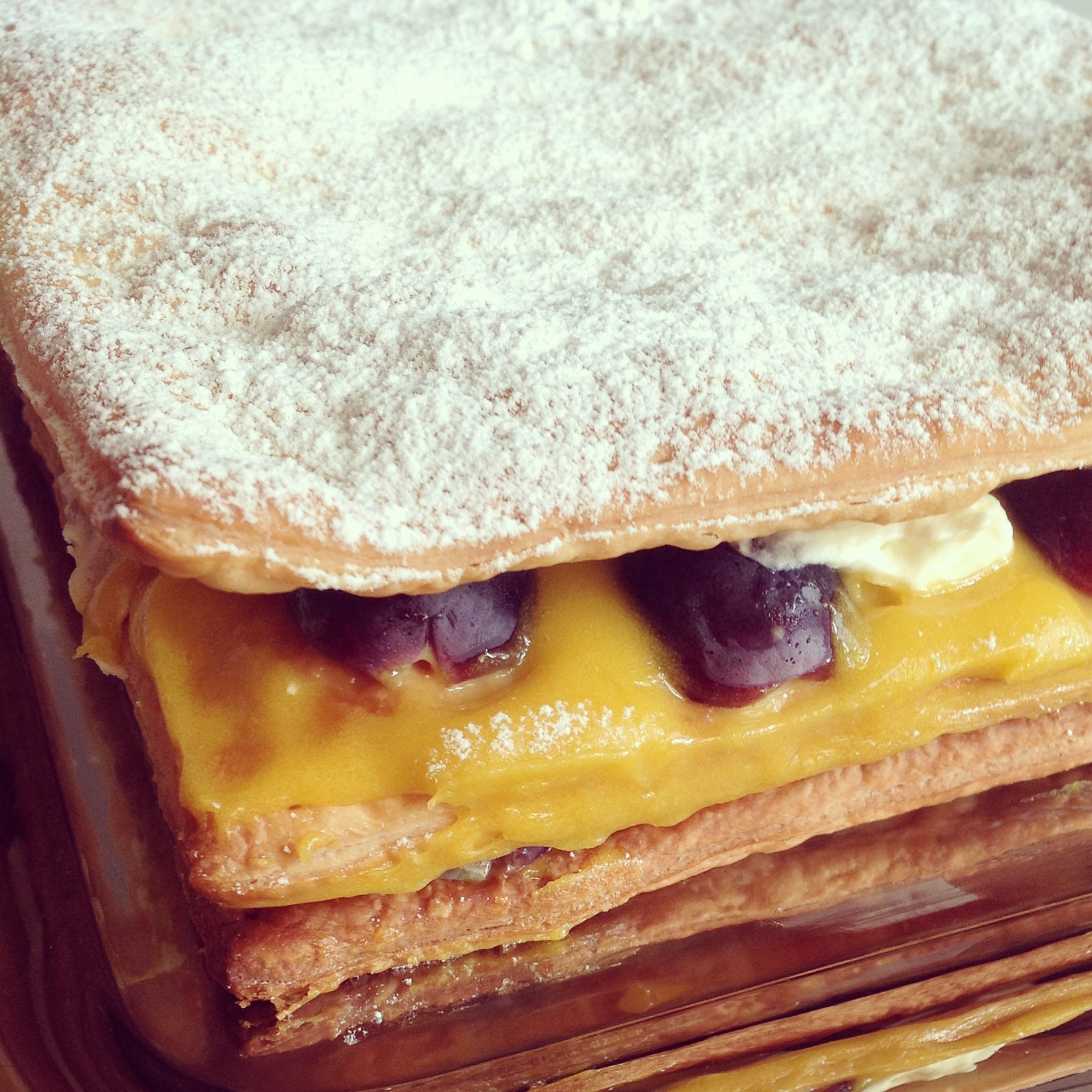 Millefoglie con l?uva e crema all?amaretto