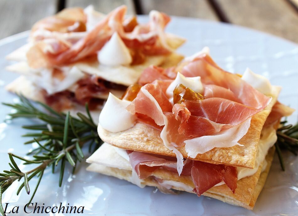 Millefoglie con  spalmabile fresco, confettura di fichi e prosciutto crudo