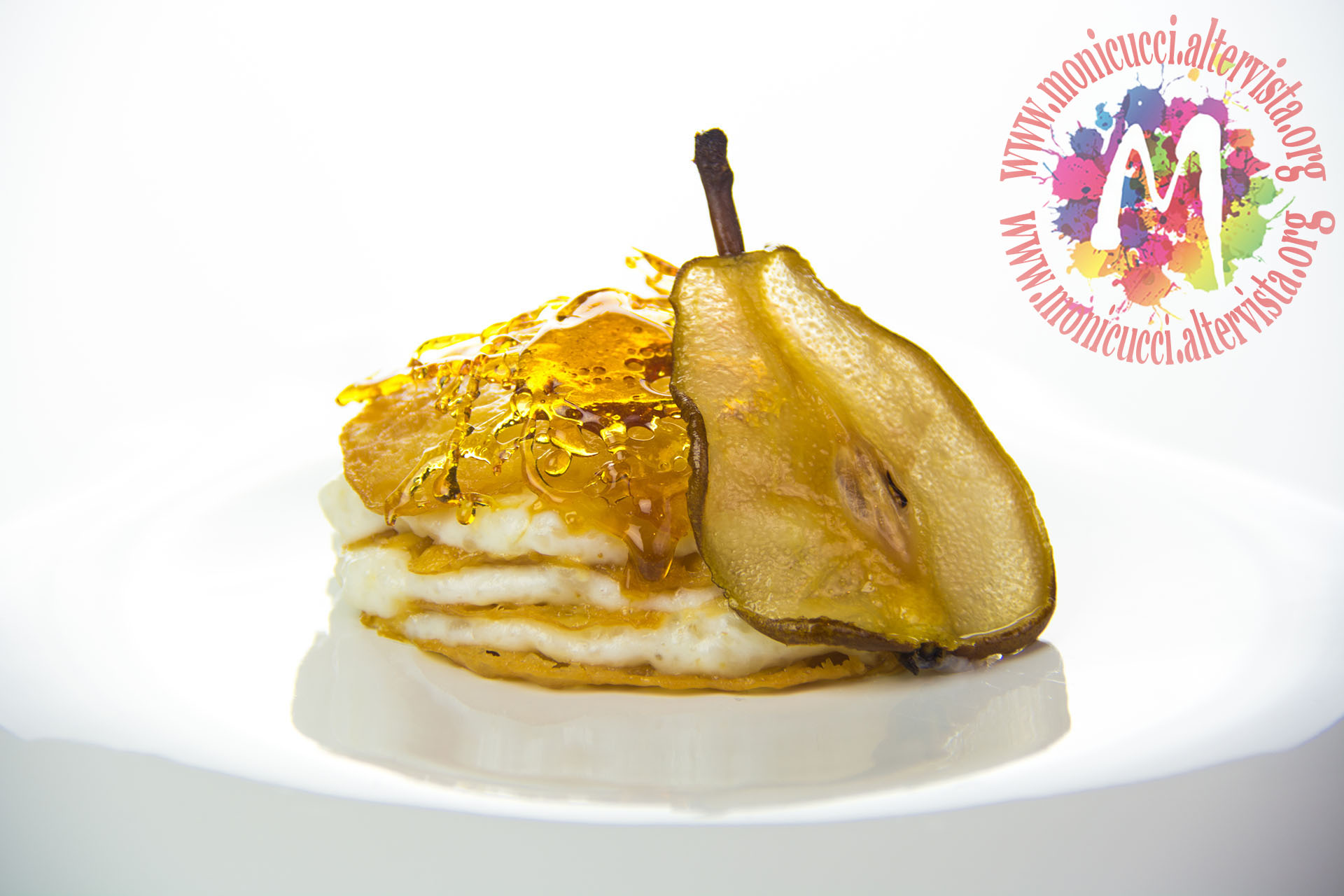 Millefoglie di crema di riso alle pere, limone e cardamomo con tuile al miele, sfoglie di pera e caramello