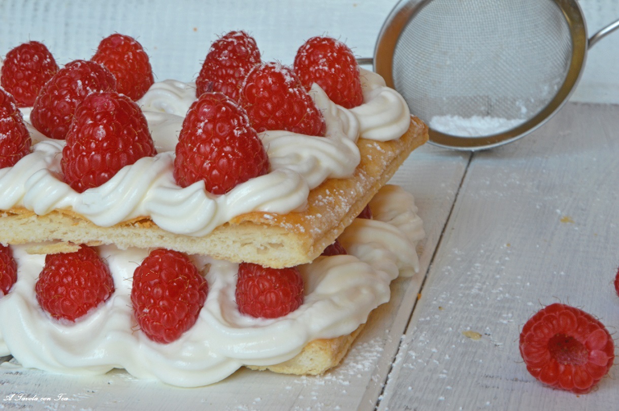 Millefoglie di gelato con lamponi