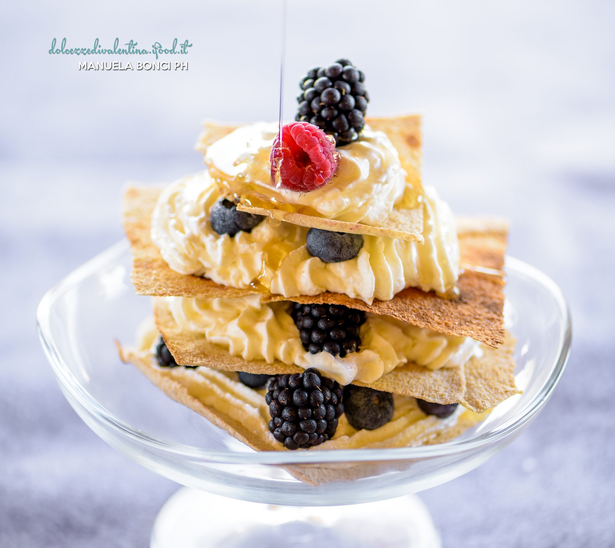 Millefoglie di pane carasau, camy cream e frutti di bosco