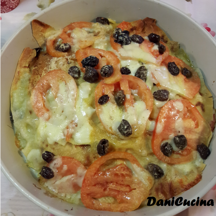 Millefoglie di pane carasau con pomodori mozzarella e olive