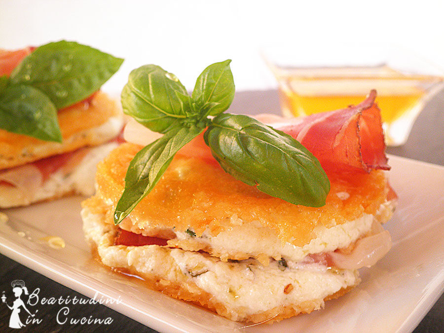 Millefoglie di parmigiano con mousse al basilico, speck e miele