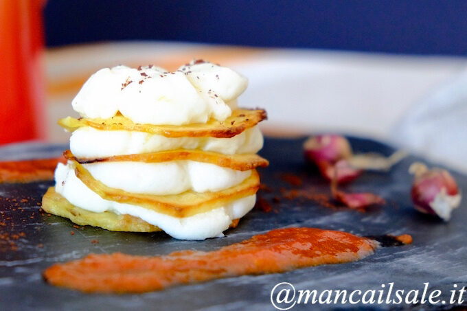 Millefoglie di patata con crema alla cipolla egiziana, riduzione di pomodoro e polvere di cacao