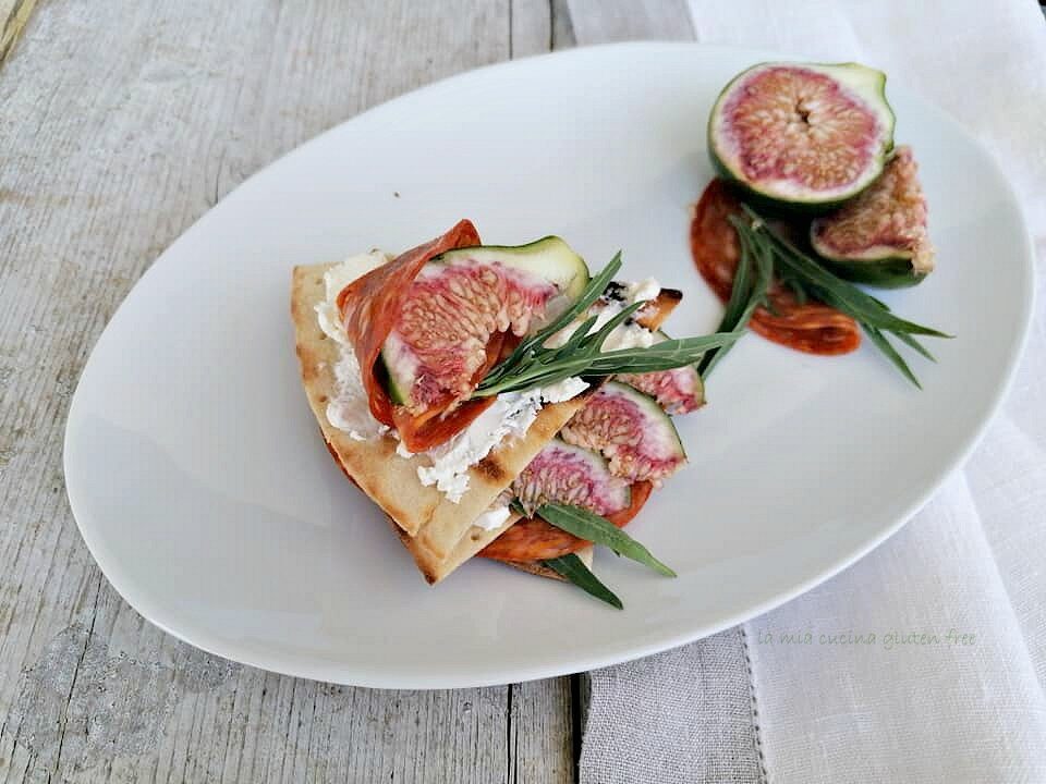 Millefoglie di piadina con fichi e salame