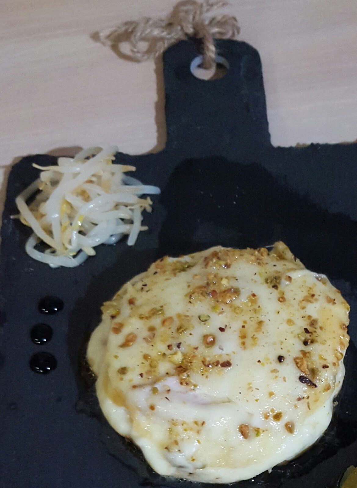 Millefoglie di tacchino ai funghi pioppini, scamorza e pistacchio di bronte