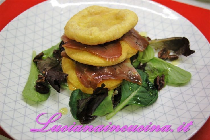 Millefoglie di tonno affumicato e frittelle