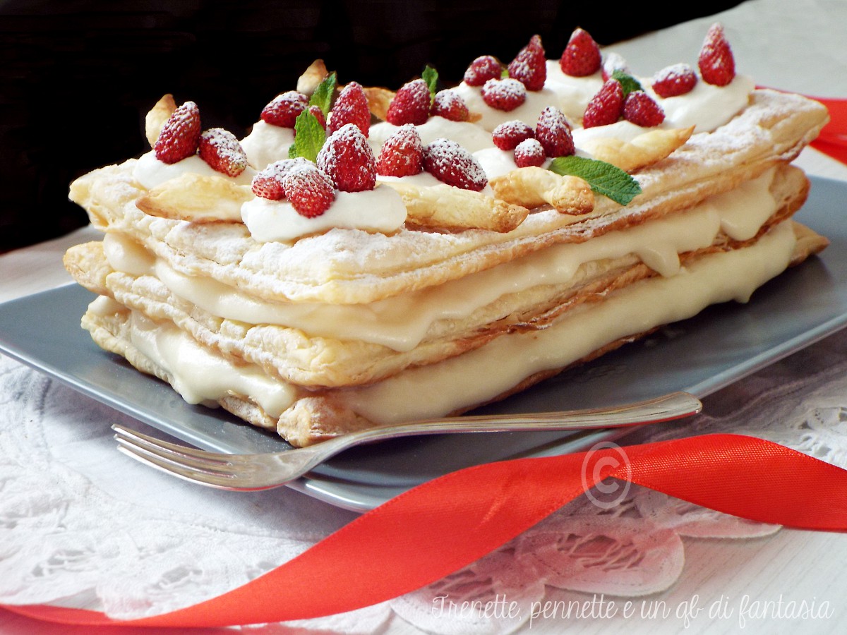 Millefoglie veloce con crema di yogurt e fragoline