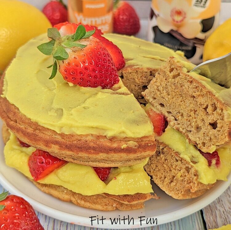 Mimosa pancakes con crema e fragole proteici senza glutine