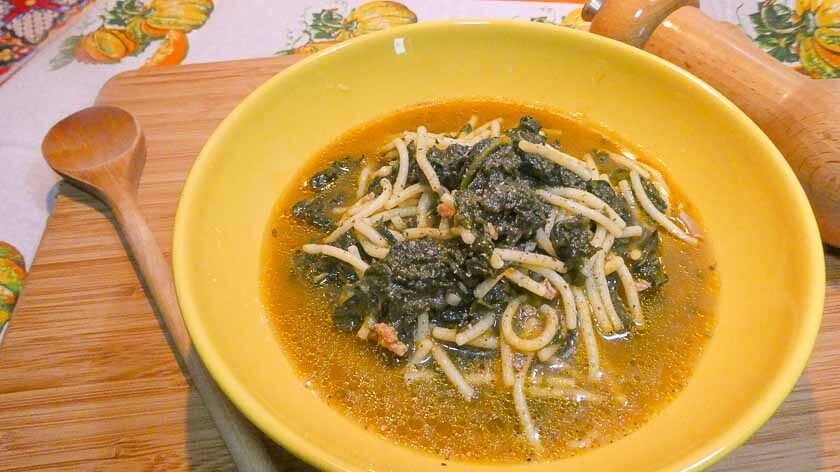 Minestra di cavolo nero con spaghetti spezzati in brodo