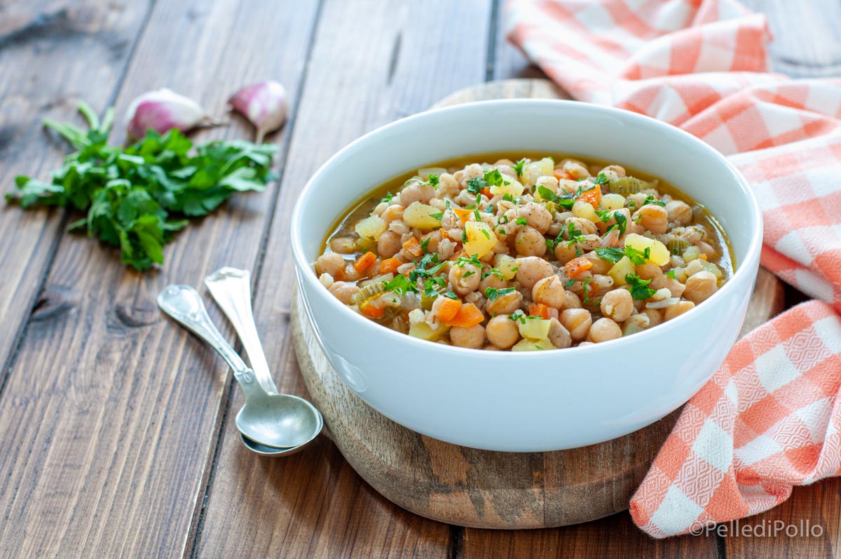 Minestra di ceci con orzo e verdure