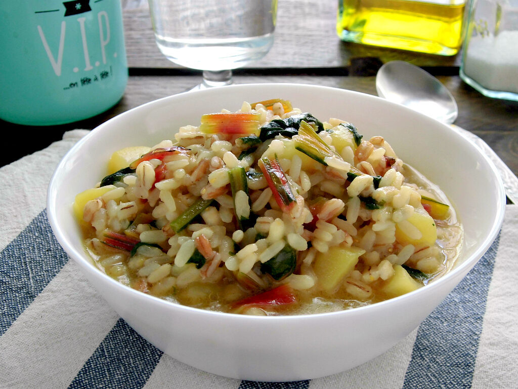 Minestra di cereali con bieta e patate