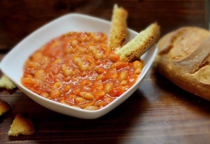 Minestra di fagioli con pancetta e cipolle