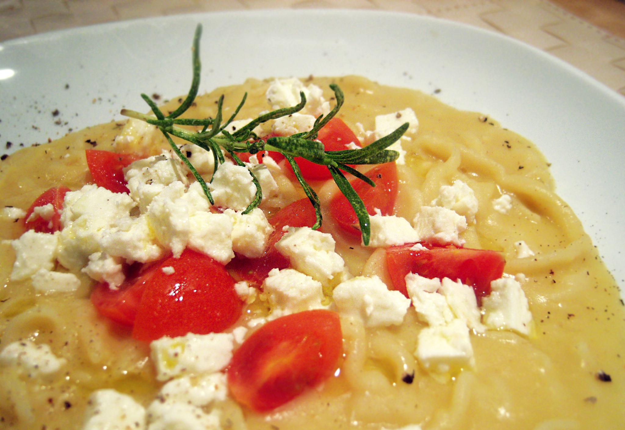 Minestra di fagioli con tagliolini, feta e pomodorini