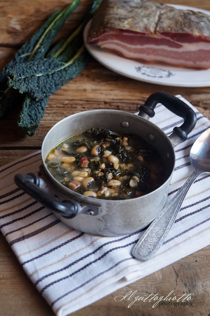 Minestra di farro con fagioli dall’occhio, cavolo nero e guanciale