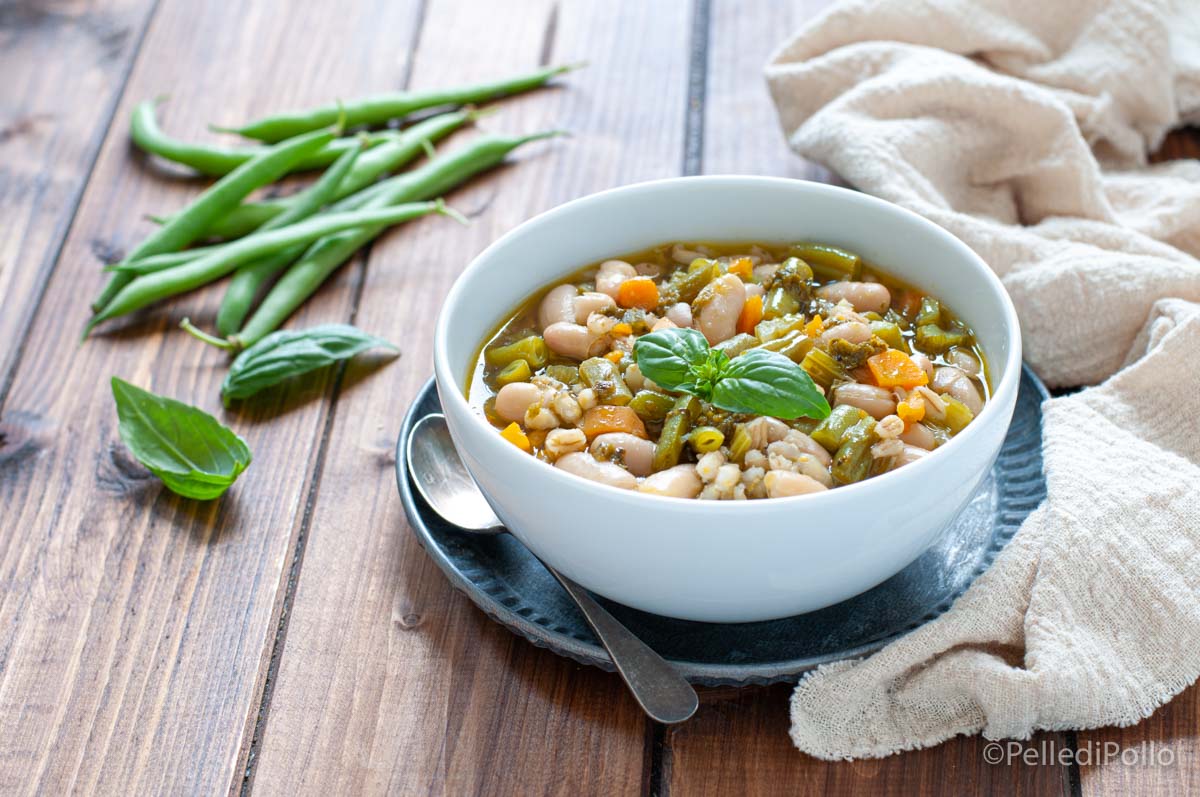 Minestra di orzo con fagiolini e basilico
