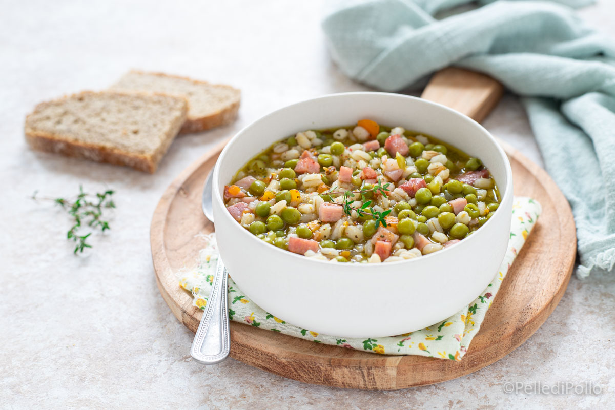 Minestra di orzo con piselli e prosciutto