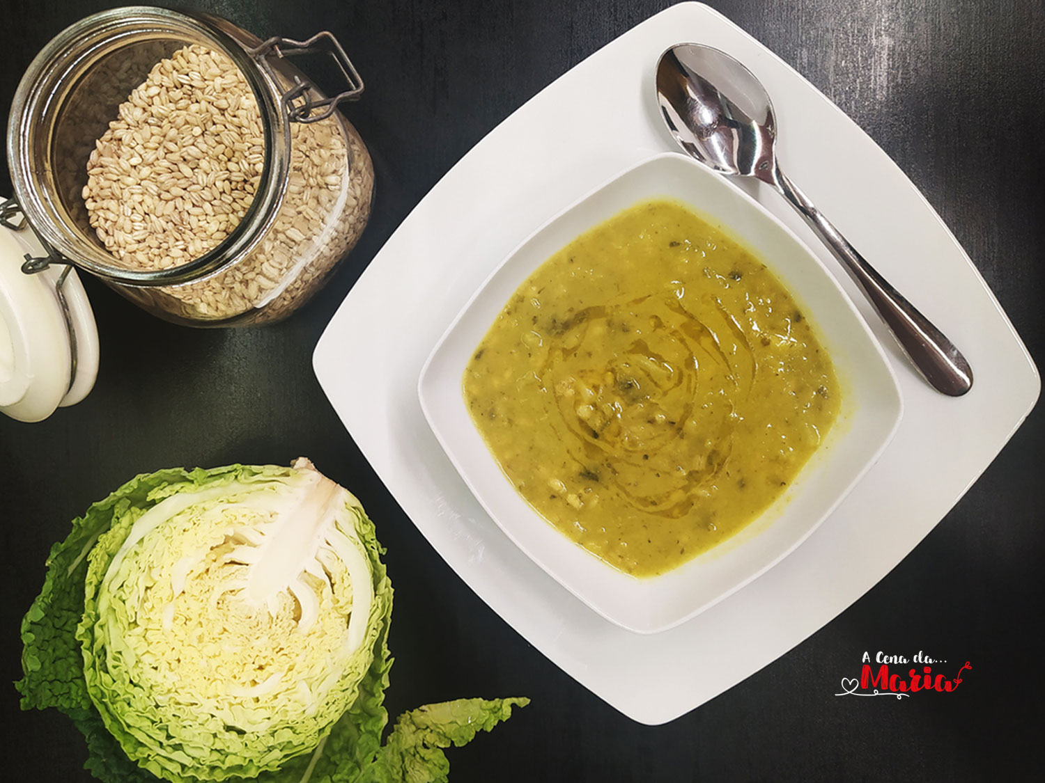Minestra di orzo con verza, patate e curcuma