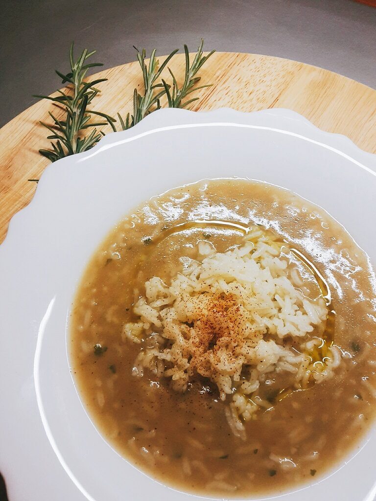 Minestra di riso con gambi di broccoli