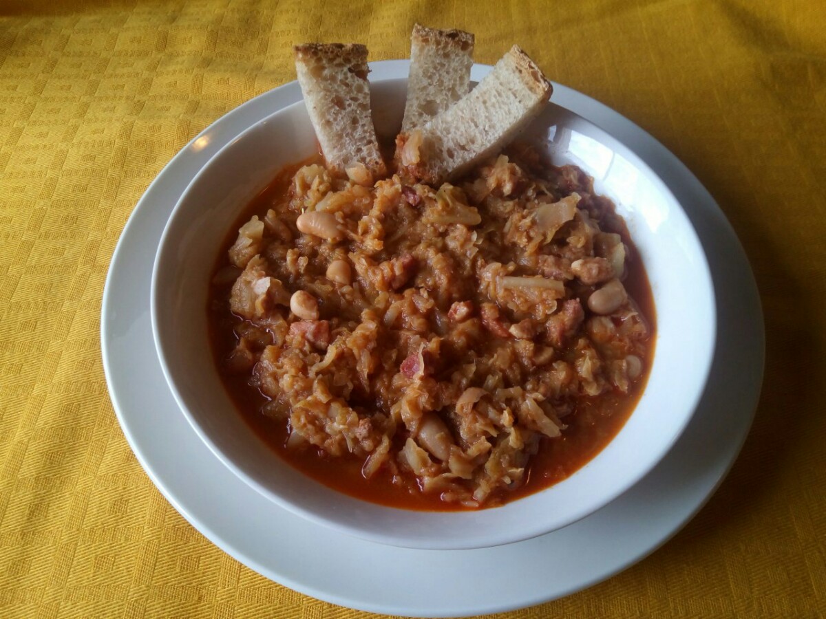 Minestra di verza con pancetta, fagioli e pepe rosso calabrese