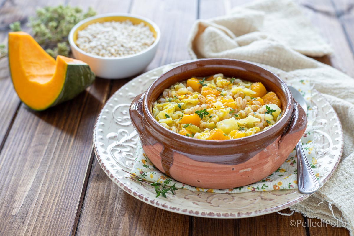 Minestra di zucca con verza e farro