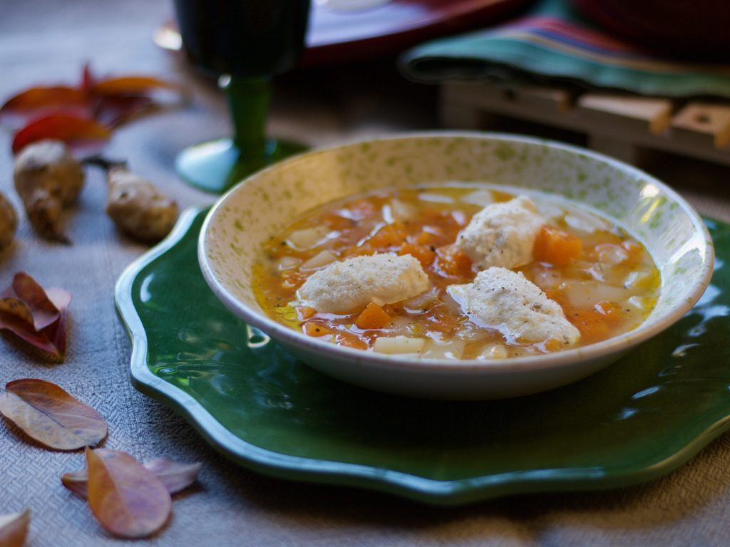 Minestra di zucca e topinambur con quenelle di ricotta