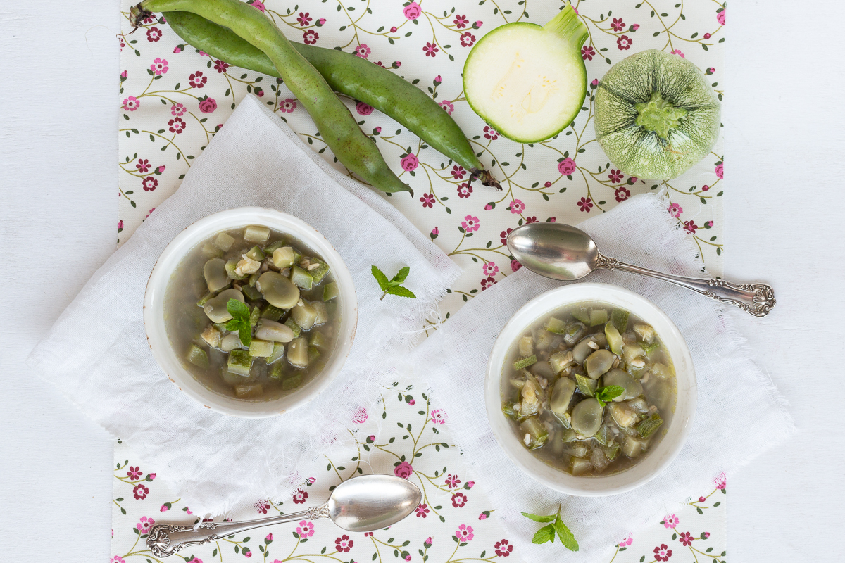 Minestra di zucchine e fave profumata alla menta