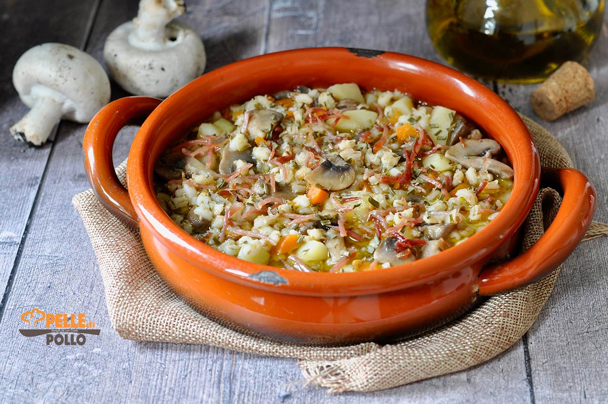 Minestra d’orzo con funghi e speck