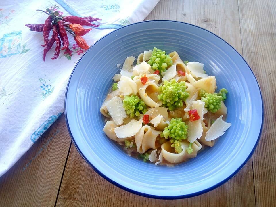 Minestrone con broccoli romani e caciocavallo