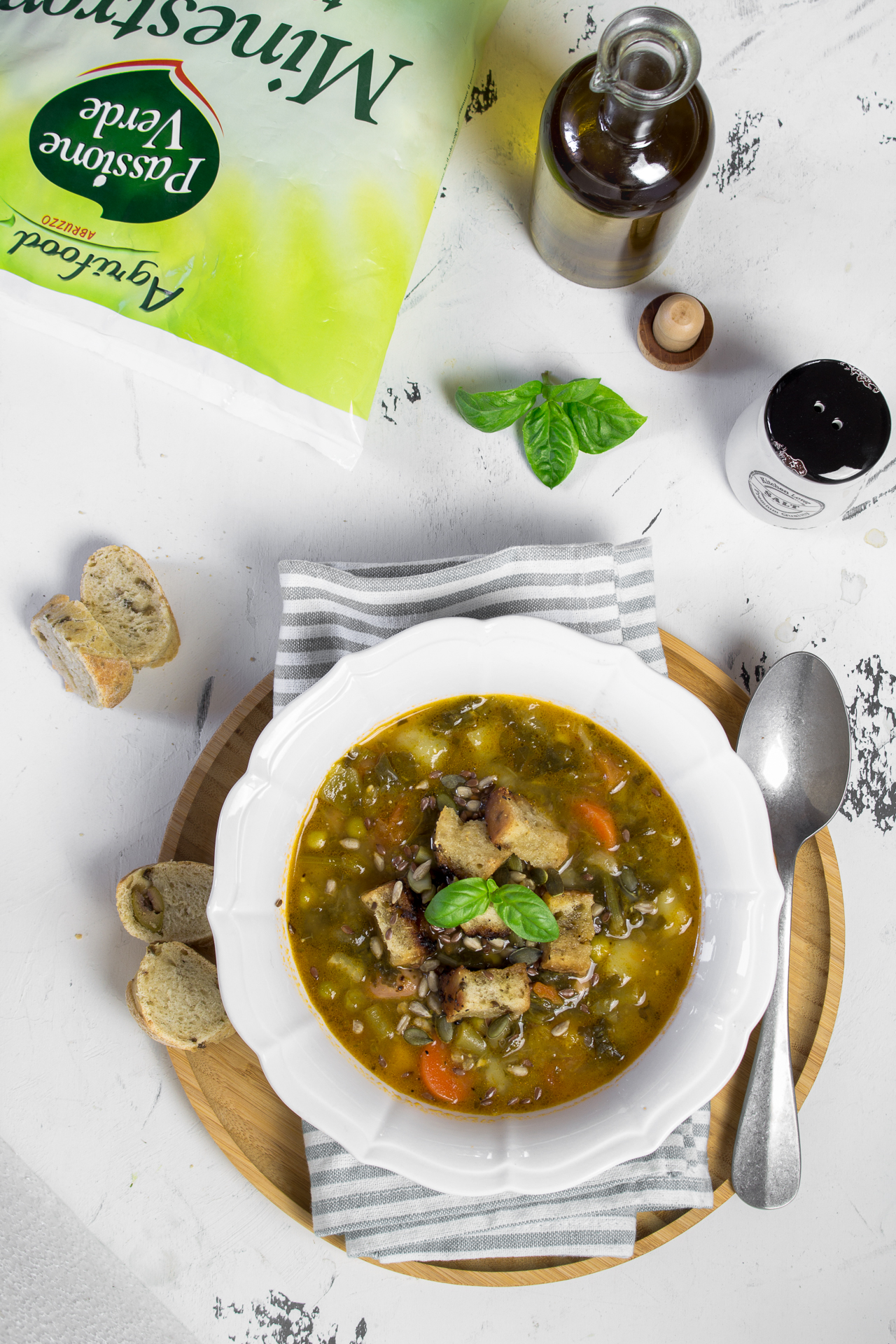 Minestrone con pesto e semi