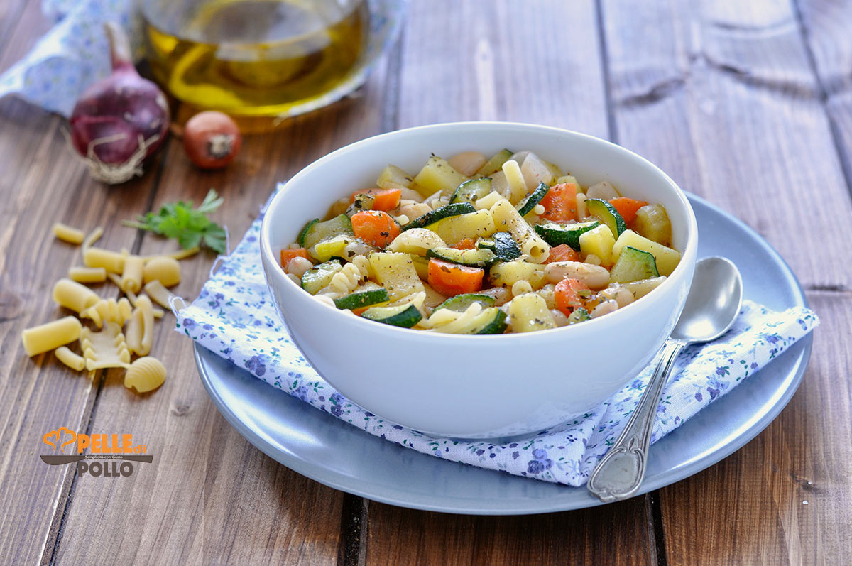 Minestrone con zucchine e fagioli cannellini