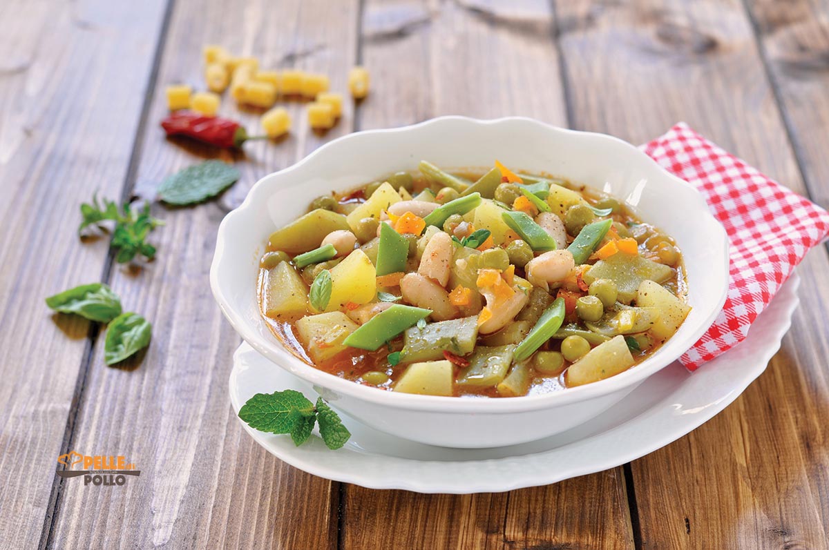 Minestrone di primavera con piselli e taccole