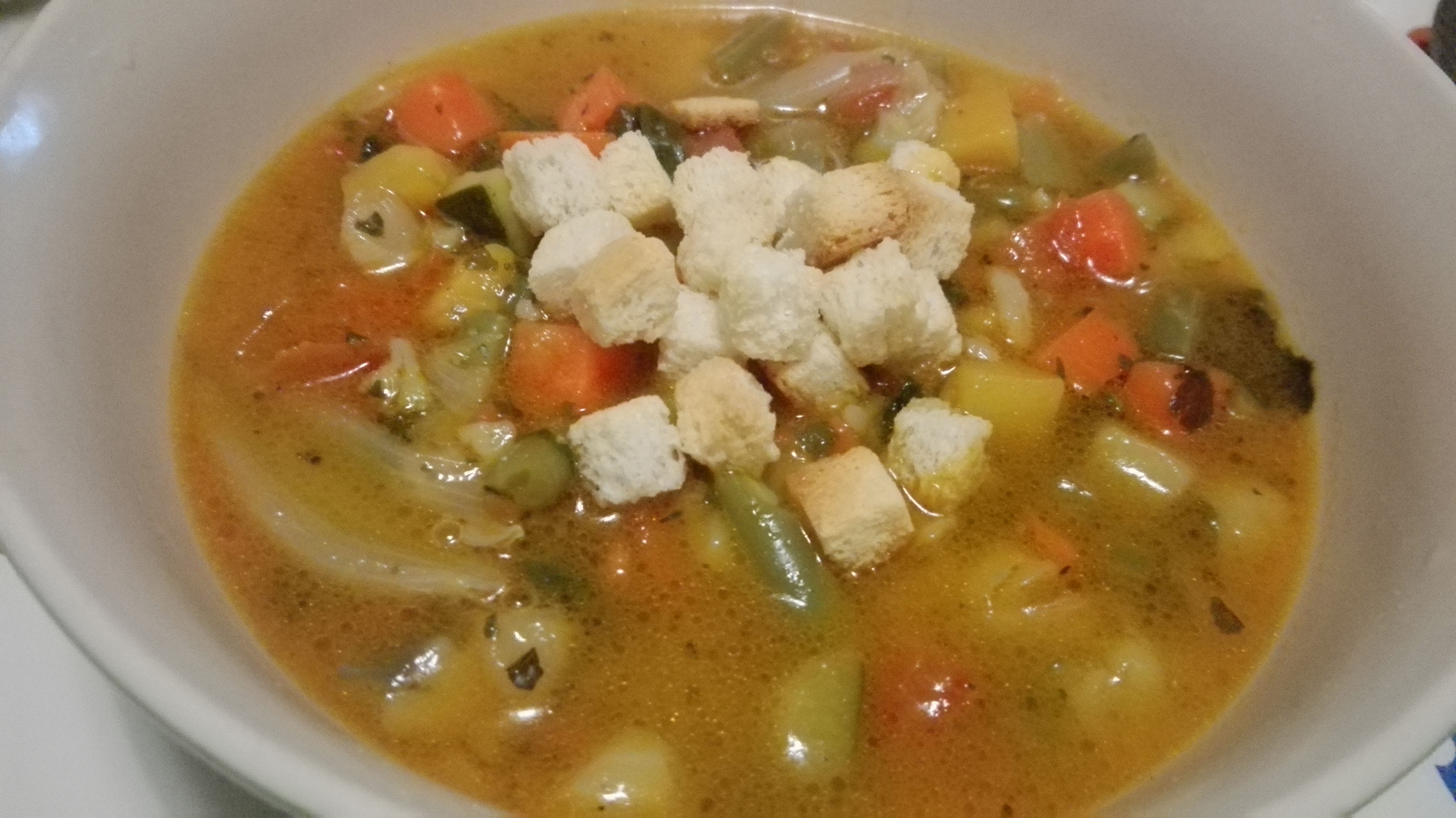 Minestrone di verdure con crostini di pane