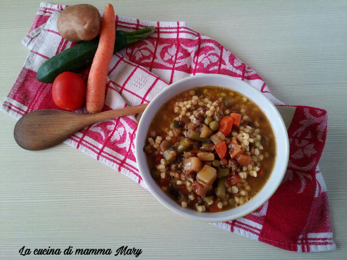 Minestrone ricco con lenticchie rosse