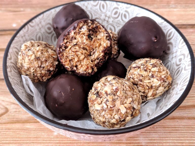 Mini balls senza cottura con prugne secche e fiocchi d’avena