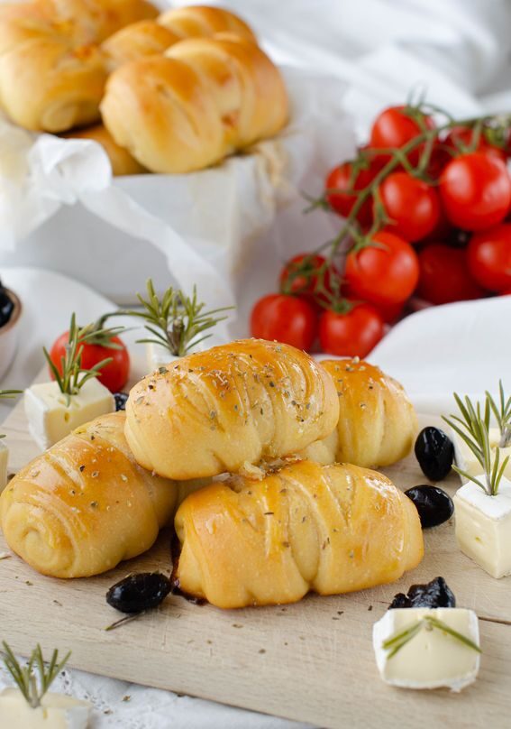 Mini brioche salate con formaggio morbido
